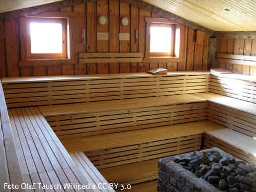 Eine groe Sauna fr viele Personen, typisch fr Saunaparks